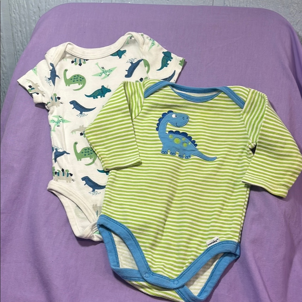 5 for $10 💜 Dino’s shirt lot size 3-6 months